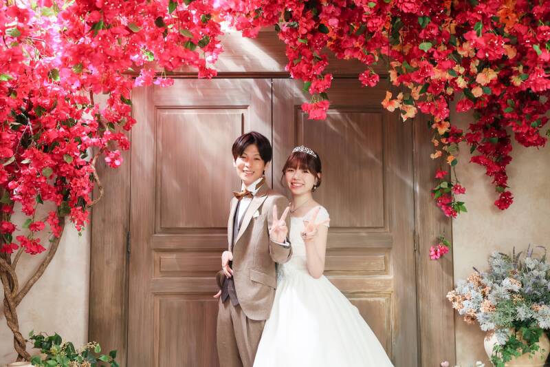 華やかなお花に囲まれて、笑顔のピース！