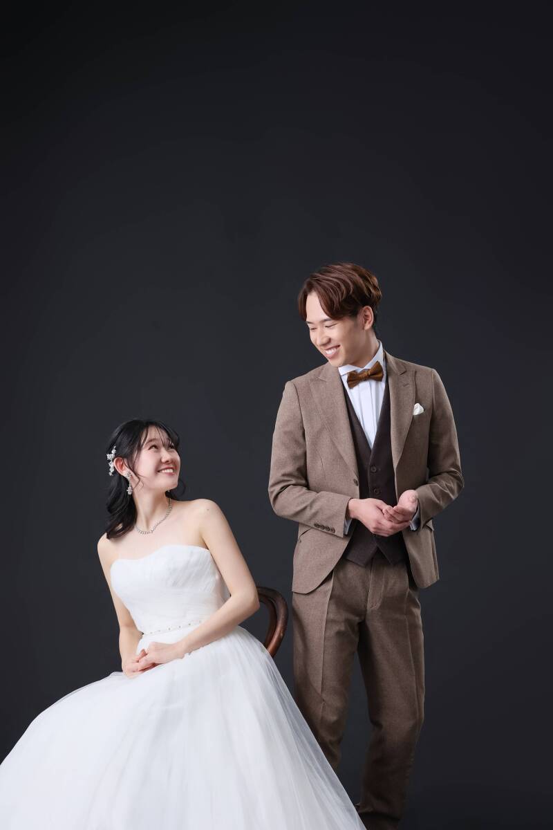 黒背景で際立つおふたりの絆