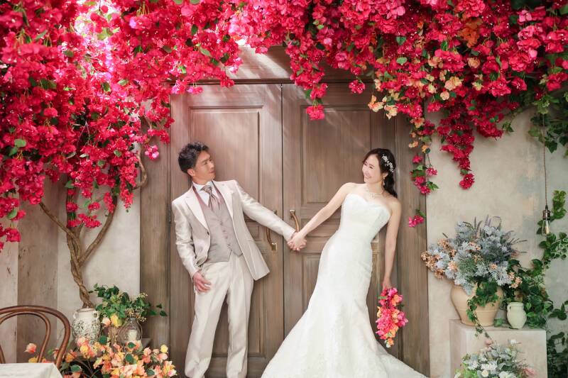 ブーゲンビリアの赤が映える、明るい扉の前で