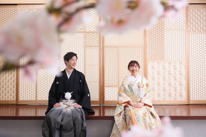 四季の情緒を感じる桜越しのカット