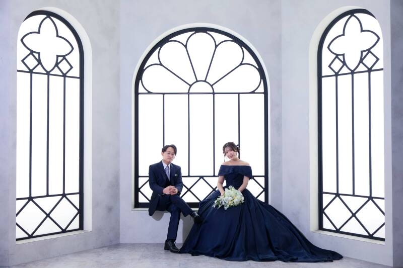 光のアーチに溶け込む洗練されたシルエット