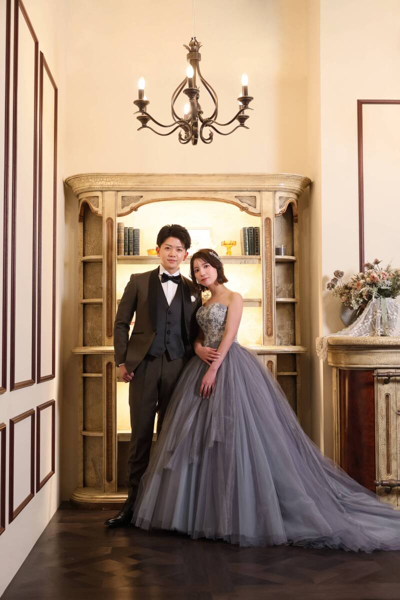 シャンデリアが灯る重厚な空間