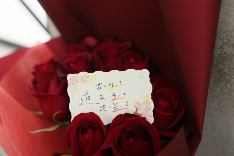 サプライズの花束と心のこもった言葉