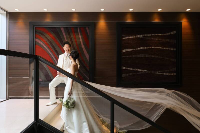 階段を舞うロングベール。至福の造形美