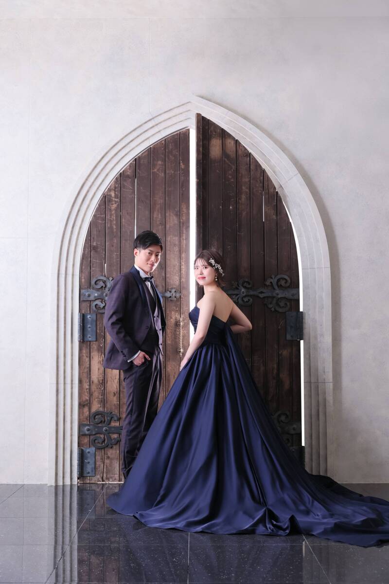 クラシカルな扉の前で、永遠の愛を予感させて