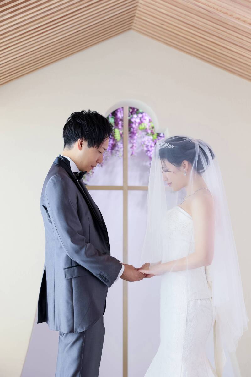 ベール越しに誓う、静かな決意の瞬間