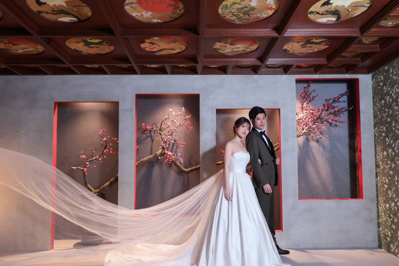 伝統美とモダンが融合する、和の意匠を背に