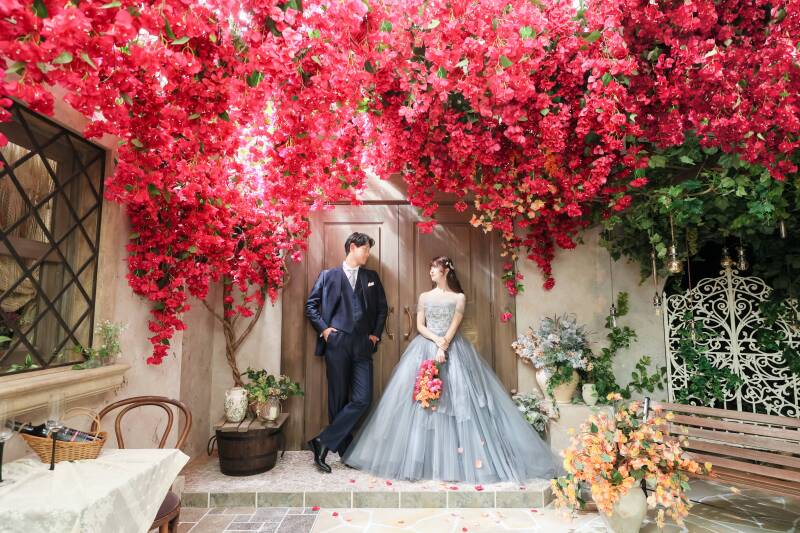 鮮やかなブーゲンビリアに包まれる華やかな空間