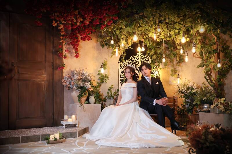 煌めく電球が灯る、ロマンチックなトワイライト