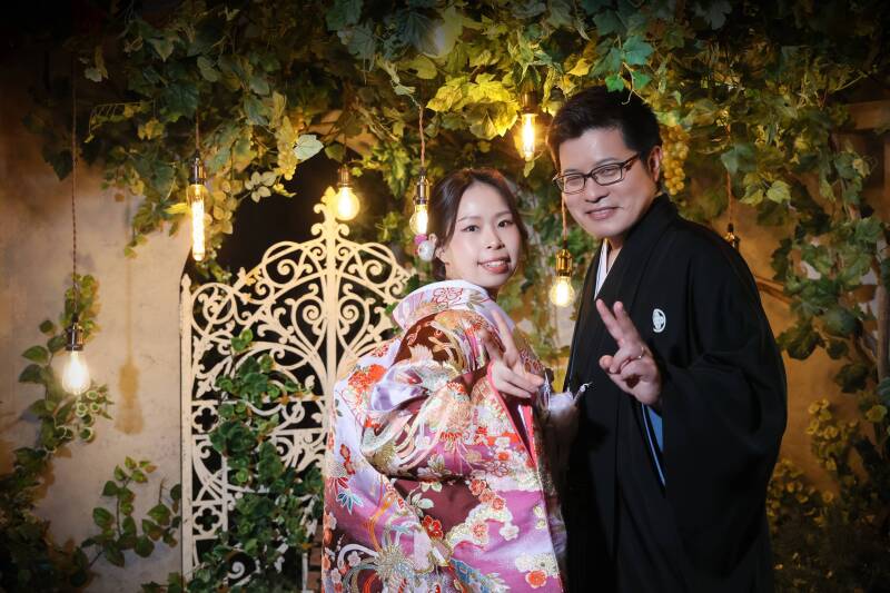 リラックスした笑顔でポーズ