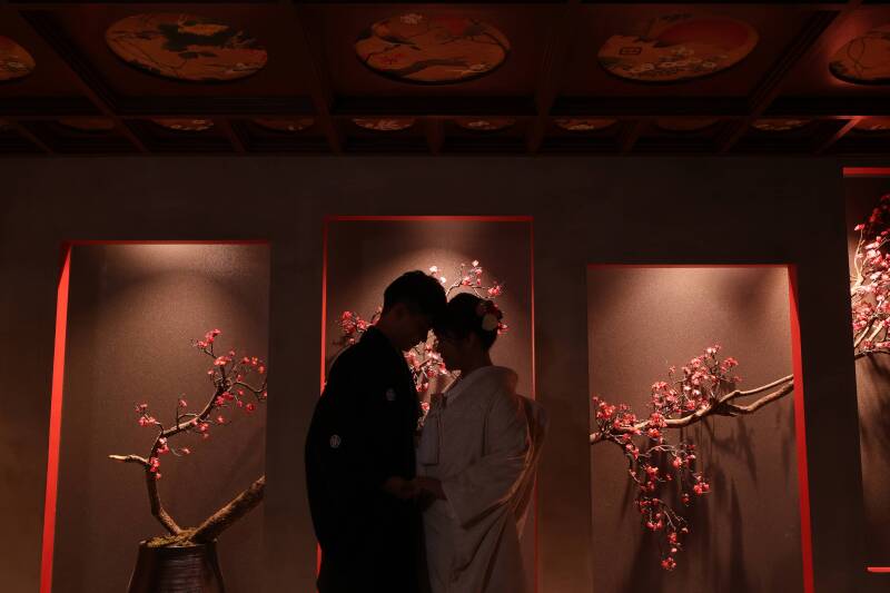 静寂の中に宿る、永遠を誓うシルエット