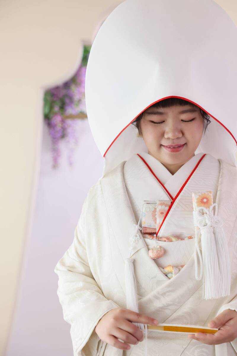 幸せを噛み締めて。伏し目に宿る繊細な美しさ