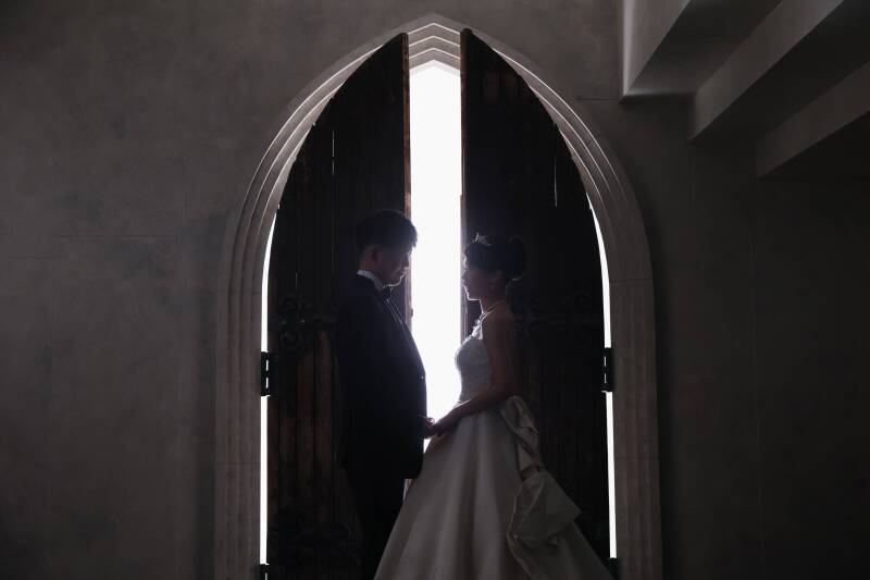 扉の向こうから差し込む光