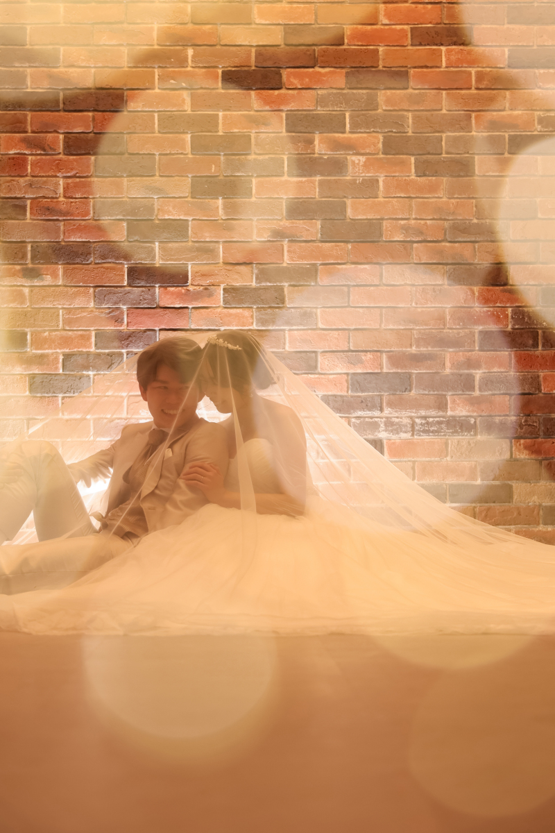 優しい光に照らさた幸せと愛情が溢れる瞬間