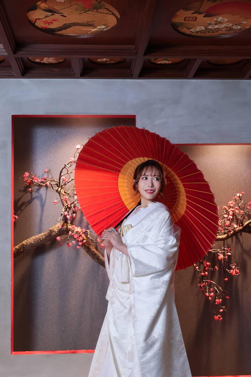 情緒豊かな和の世界観。番傘で彩る幻想的な横顔