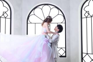 パステルドレスが映える、光と花に包まれた多幸感フォト