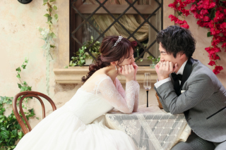 仲良く目を合わせるおふたりの笑顔が