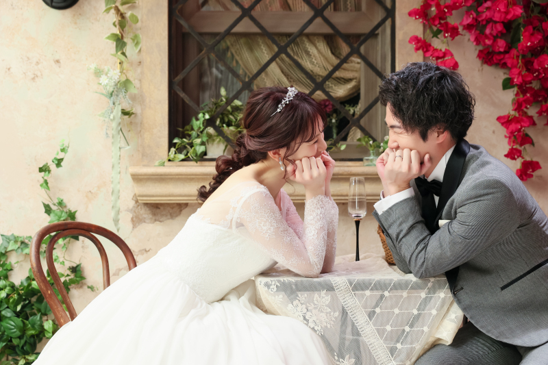 仲良く目を合わせるおふたりの笑顔が