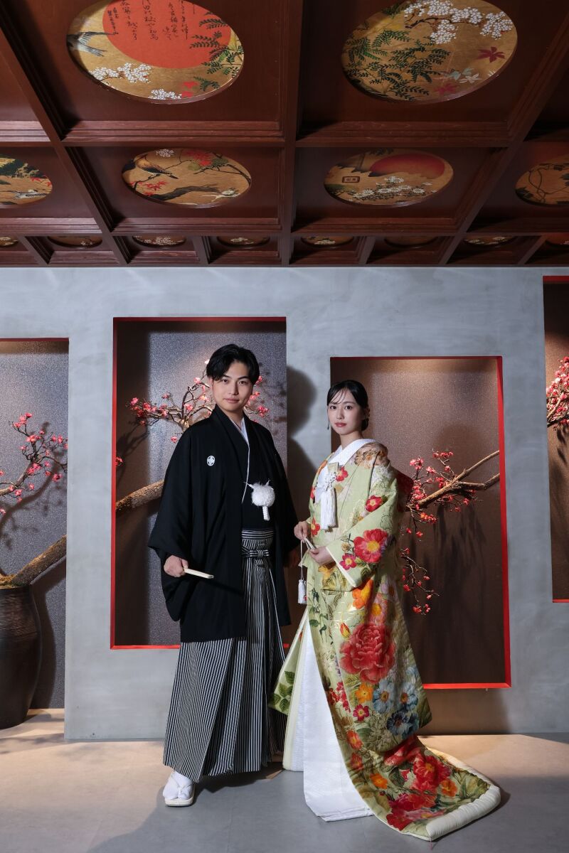 華麗な色打掛の裾が美しく広がる全身姿