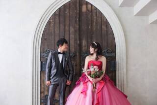 鮮やかなドレスに包まれて。笑顔と幻想的な光が彩るドラマチックフォト