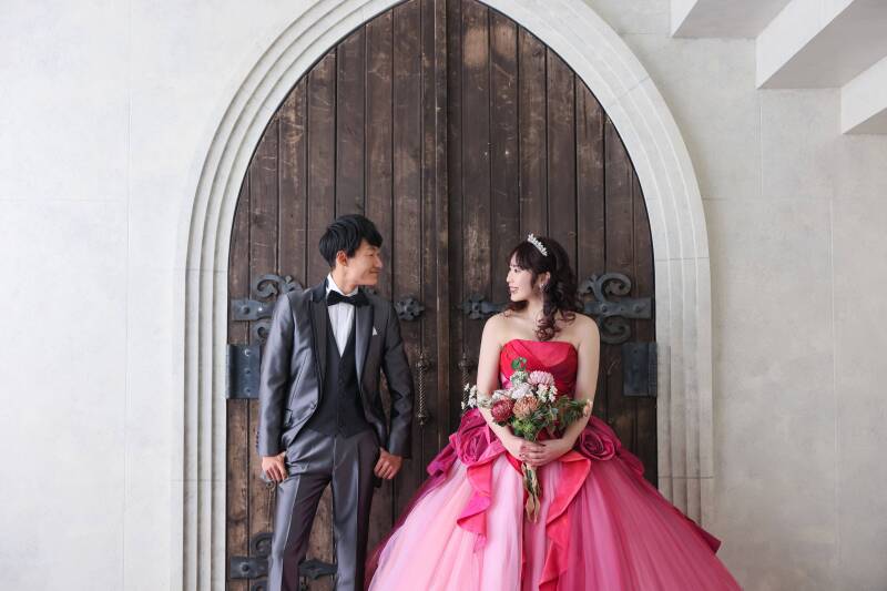 鮮やかなドレスに包まれて。笑顔と幻想的な光が彩るドラマチックフォト