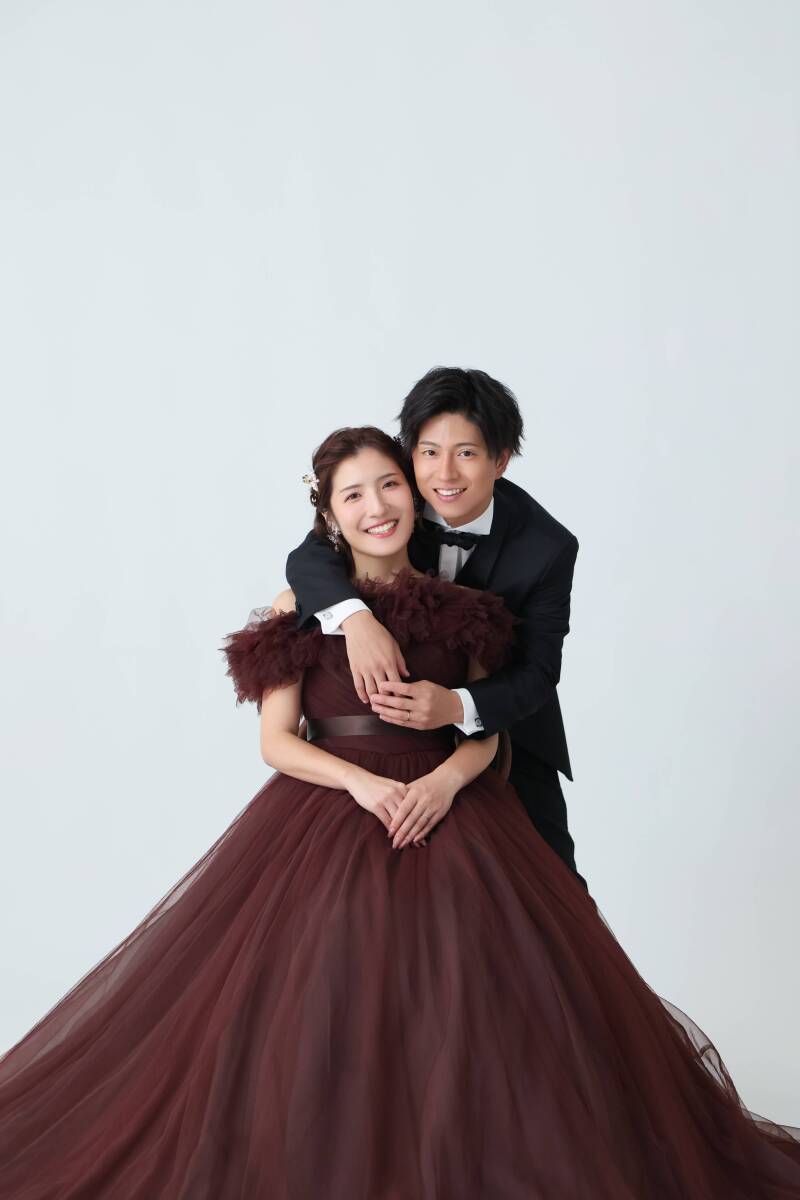 幸福感あふれるバックハグのポーズ