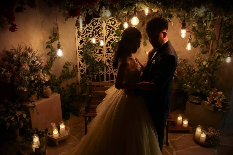 陰影が映し出す大人の表情