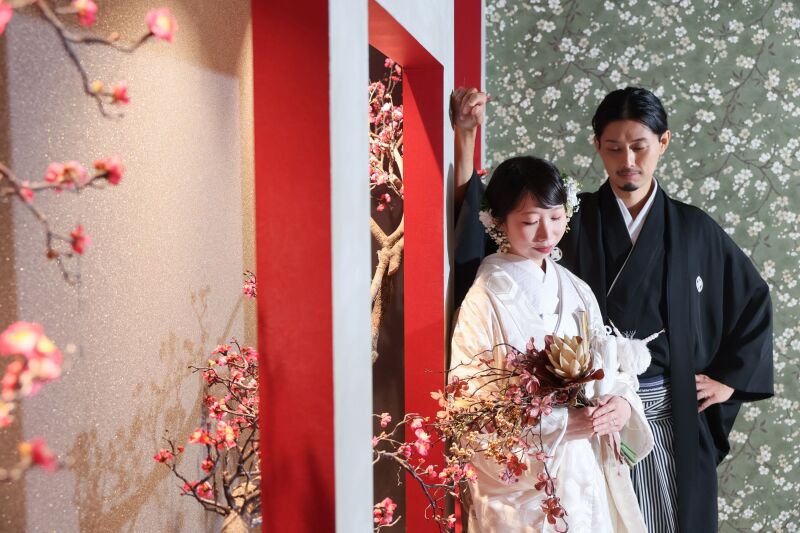 紅梅の彩りと陰影が織りなすドラマチック