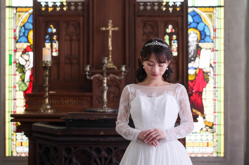 神聖な空間に映える美しい姿