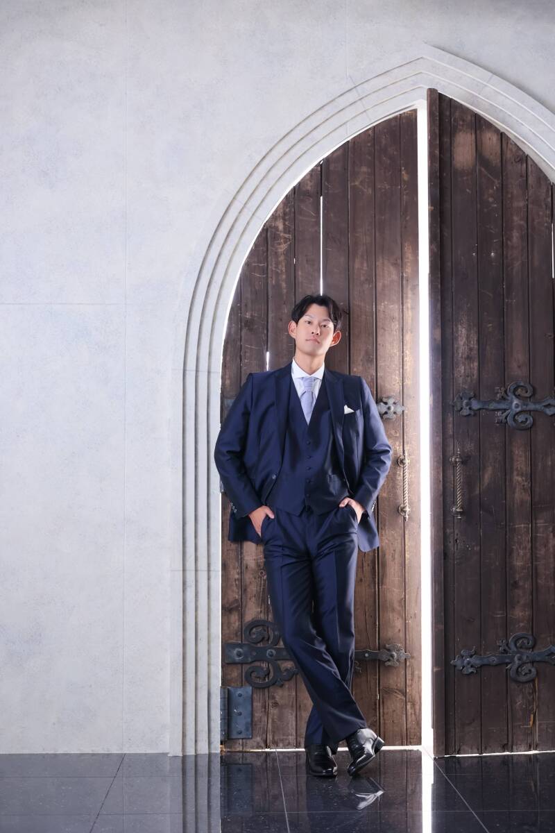 凛とした佇まいが光る、新郎様のソロカット