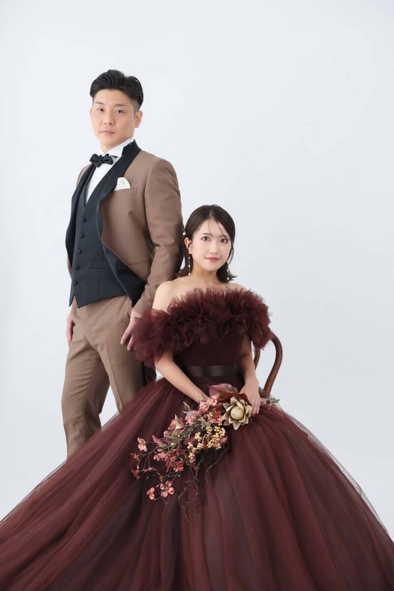 アンティークな空間で綴る、深みあるボルドードレスの気品溢れるひととき