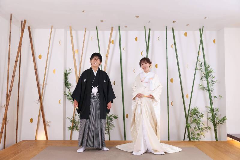 凛とした空気に包まれて。竹林を背景に描く日本の美