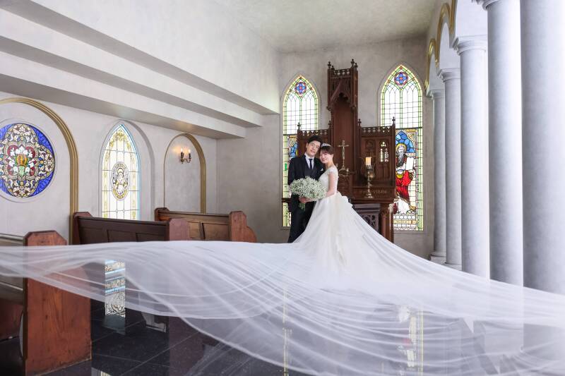 幻想的な光が包むチャペルショット