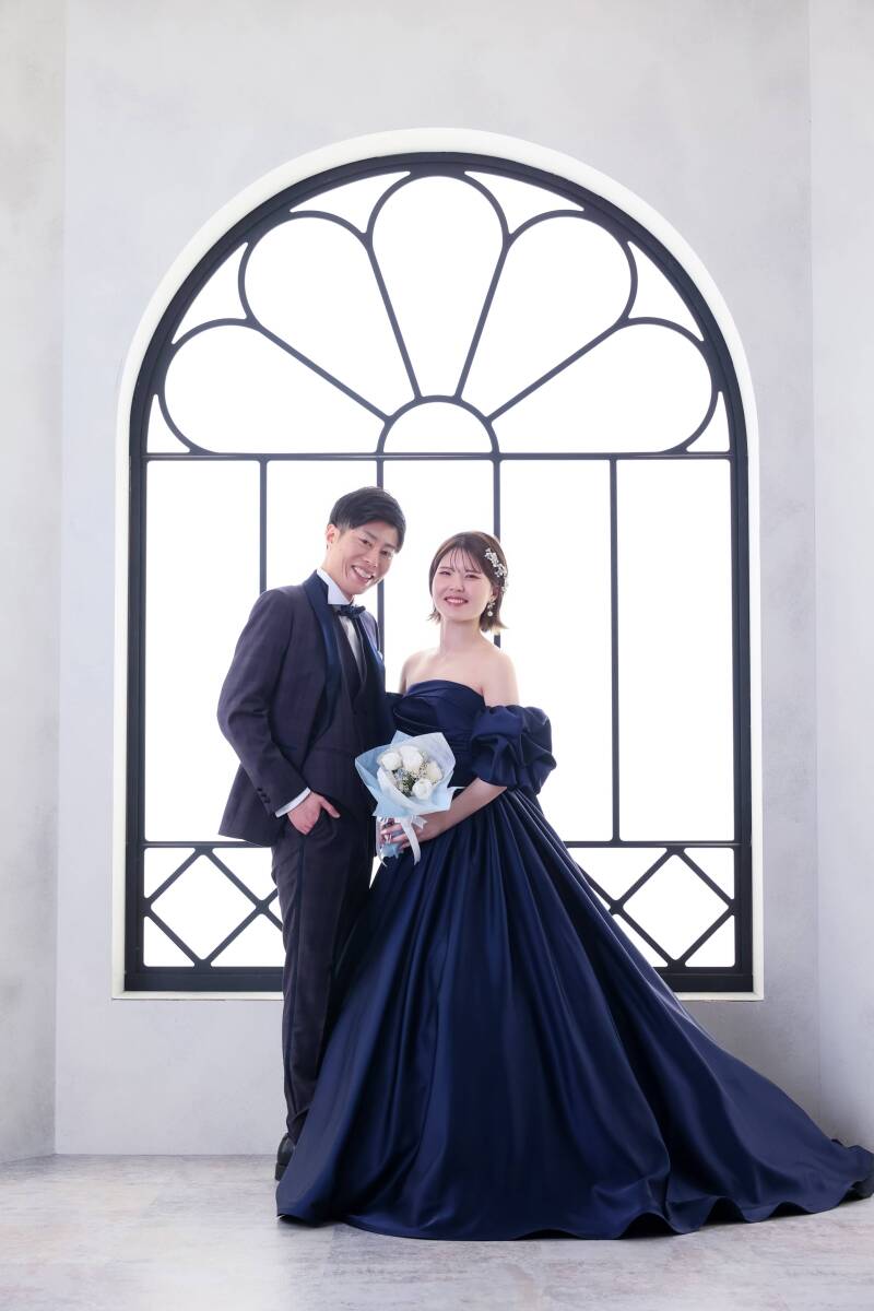 光溢れる窓辺で。透明感際立つ王道の美しさ