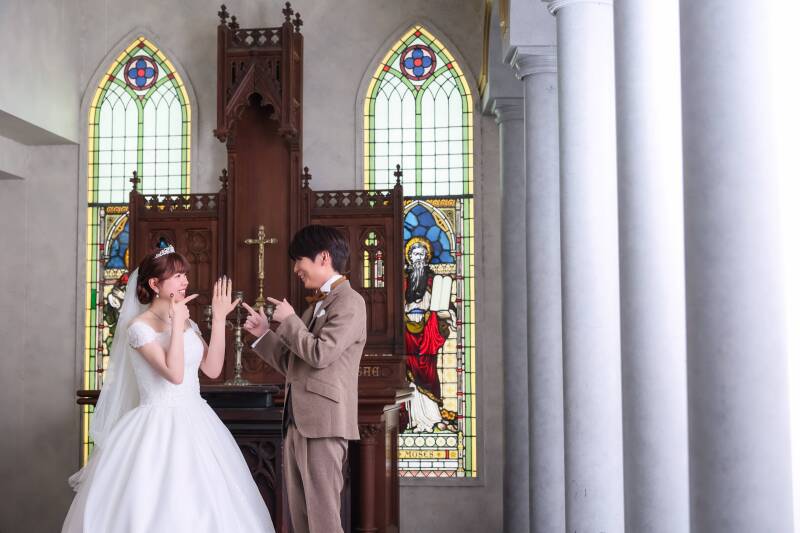 指輪を披露する、お茶目でキュートな一コマ