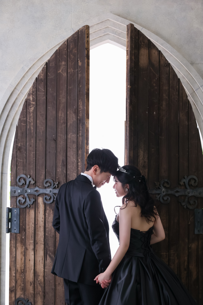 大きな扉の前で誓う