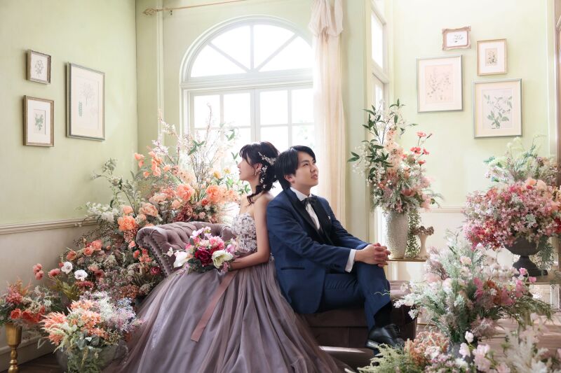 お花に囲まれた優しい背中合わせ