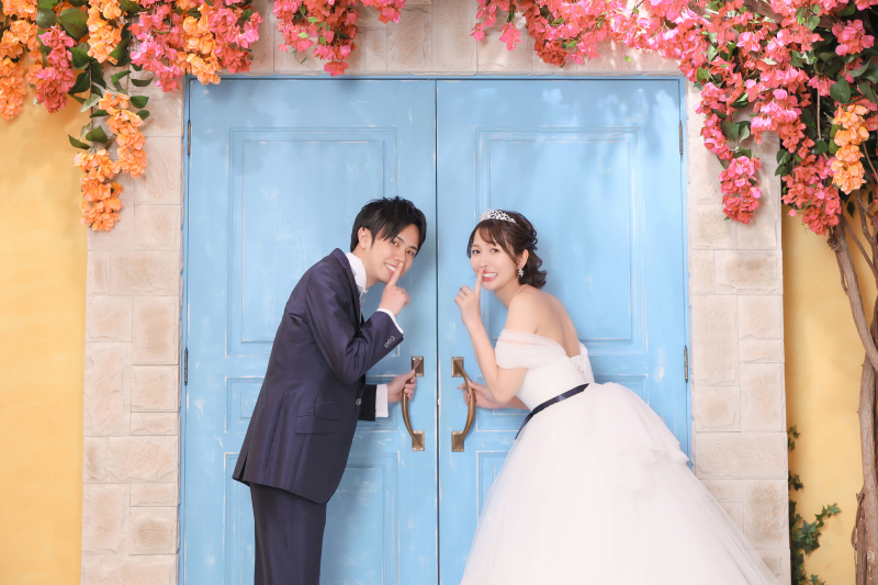 「しーっ!」ナイショのポーズでドキドキ感を♪