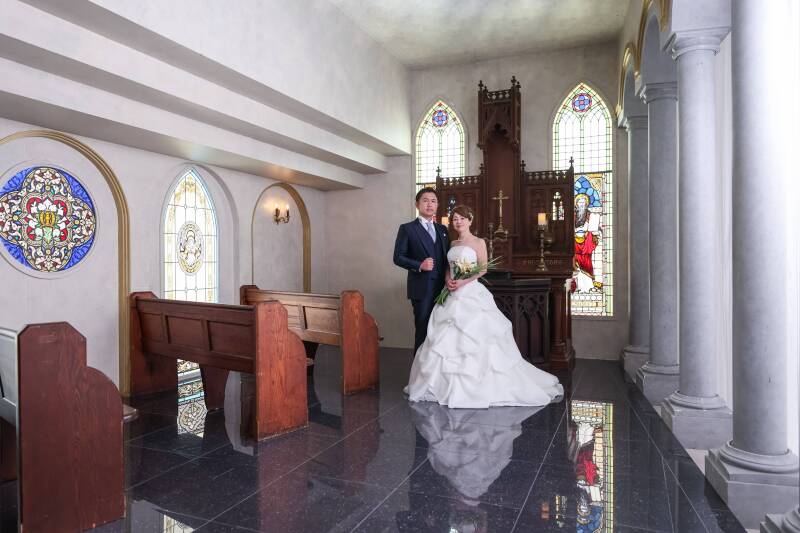 ステンドグラスが彩る誓いの空間