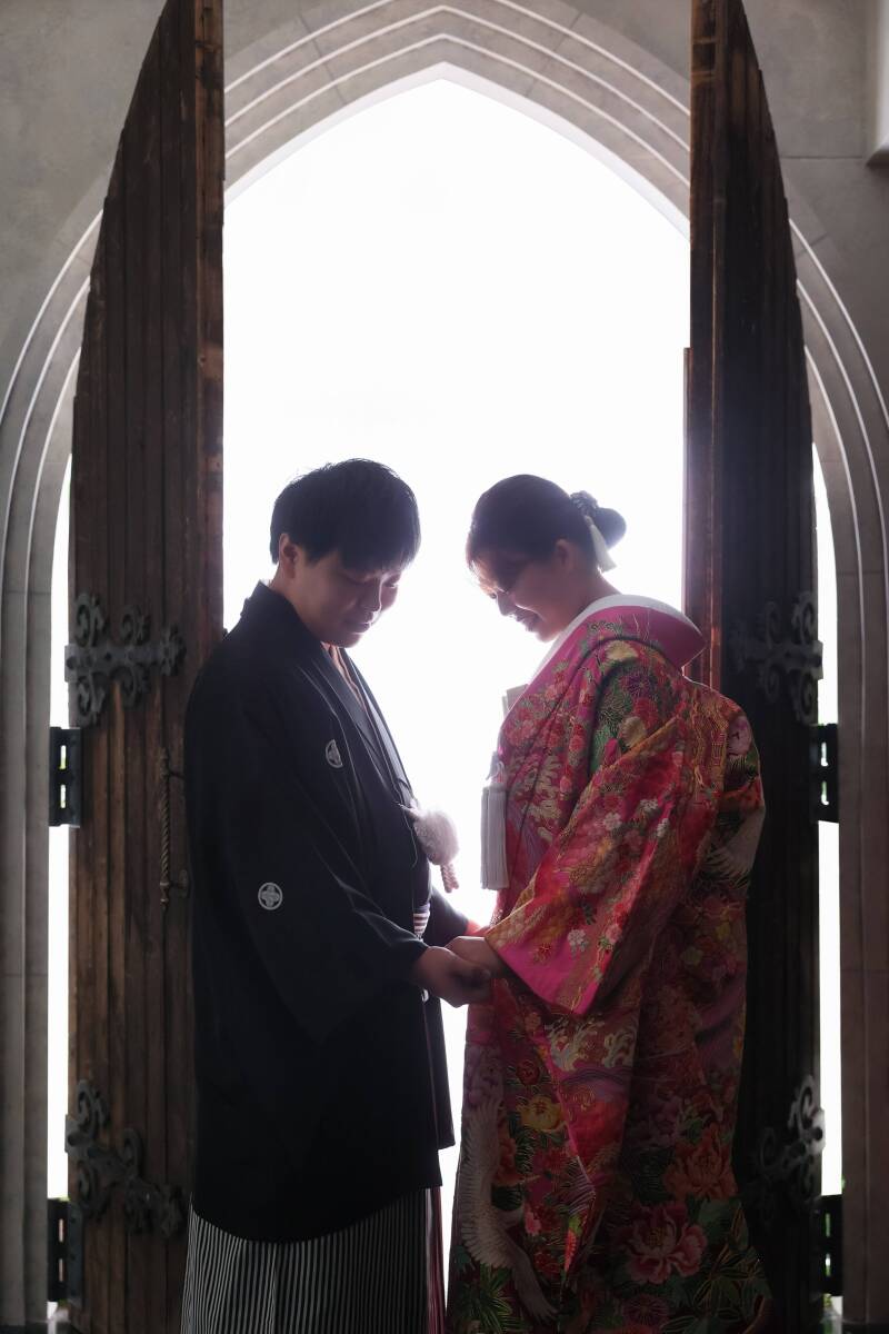 扉から差し込む光に包まれるエンディング