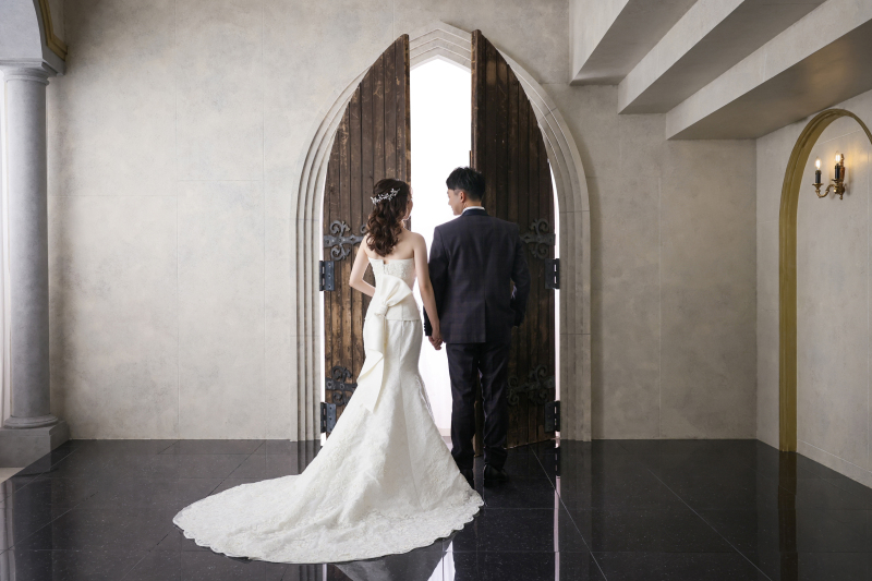 扉の前で後姿で一枚。