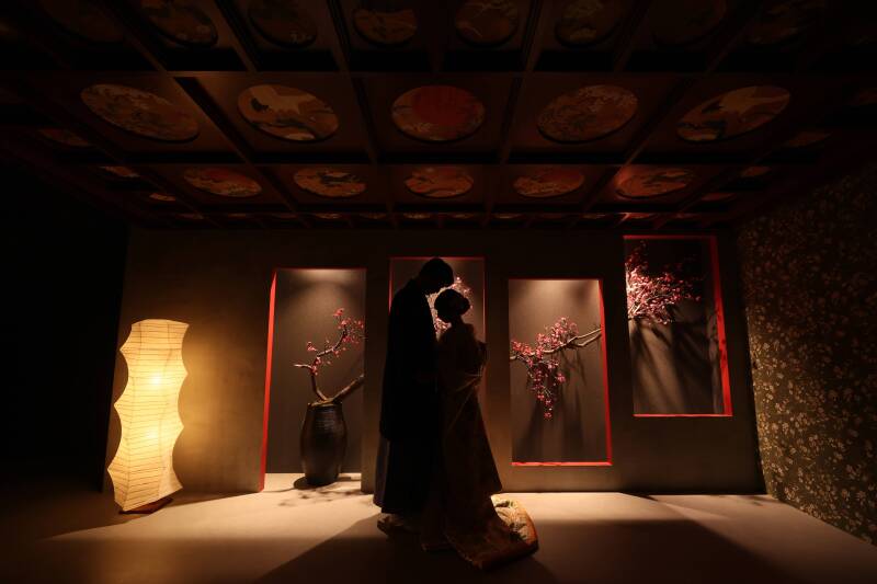 寄り添うふたりの影