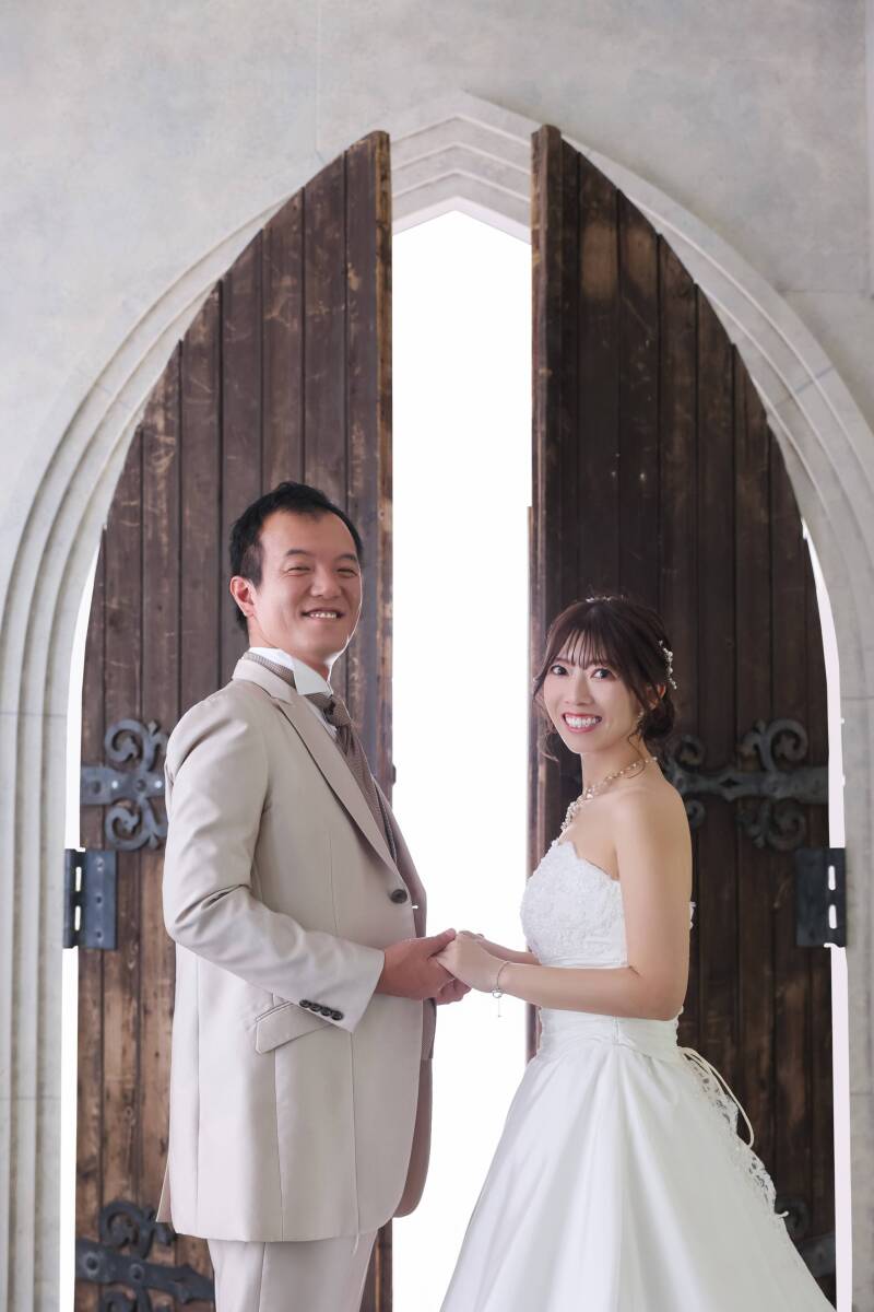 新たな門出を祝福する、扉から差し込む眩い光