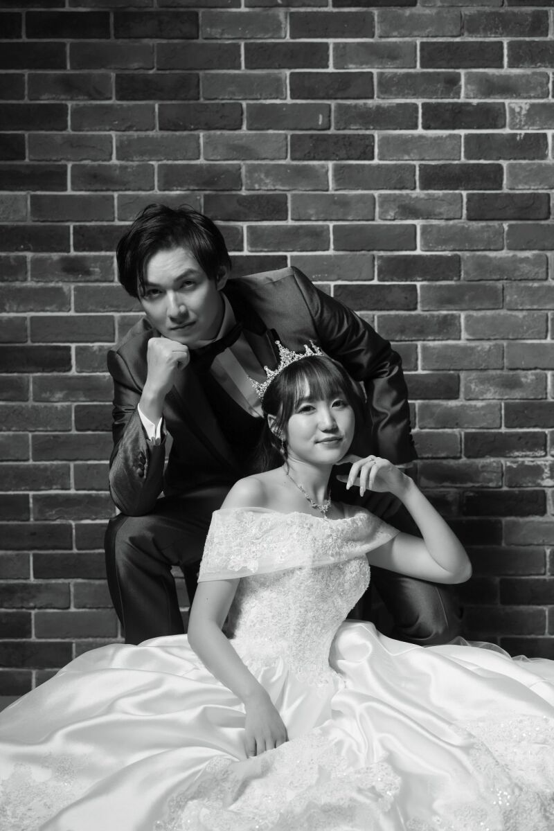 モノクロの光影で際立つスタイリッシュ