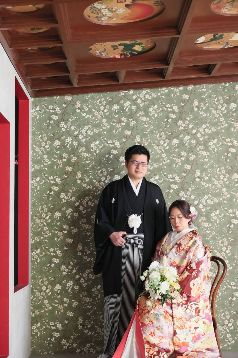 格式高い天井画を背景に