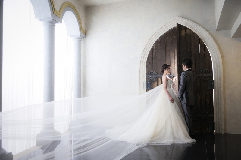 手を取り合って