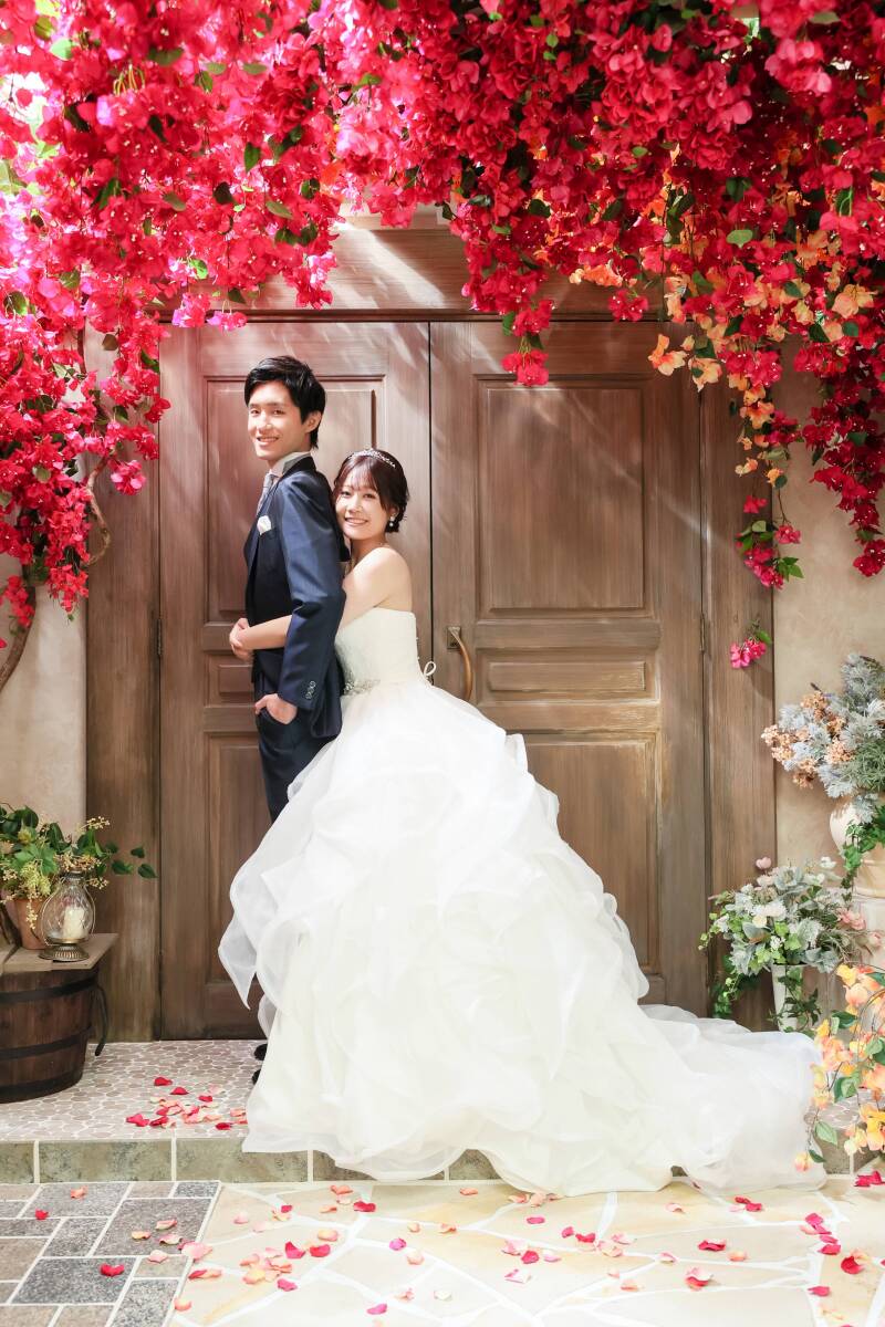 鮮やかな花の木陰で