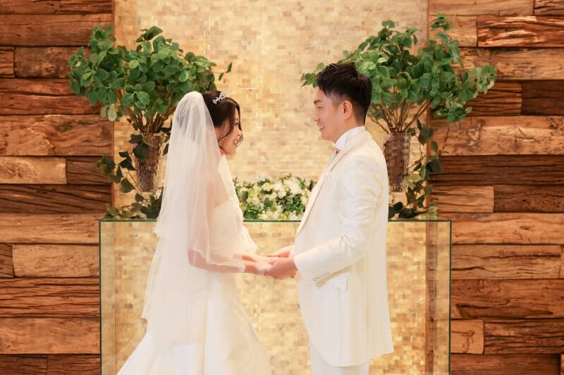 見つめ合うおふたりの、穏やかな笑顔