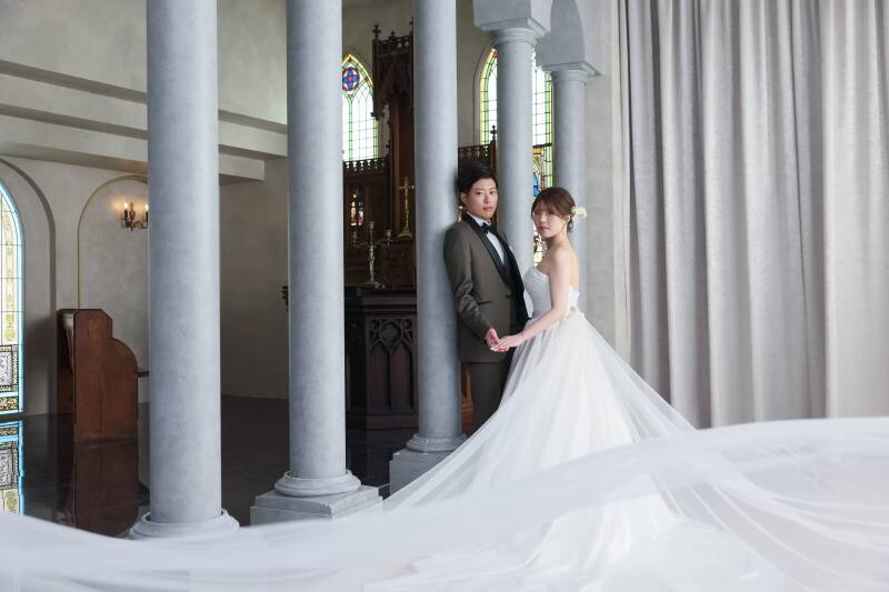 荘厳な列柱とベールの舞。幻想的な空間美を演出