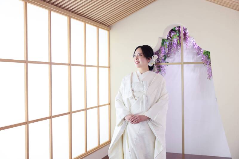 光のヴェールを纏う、花嫁様の清らかな美しさ